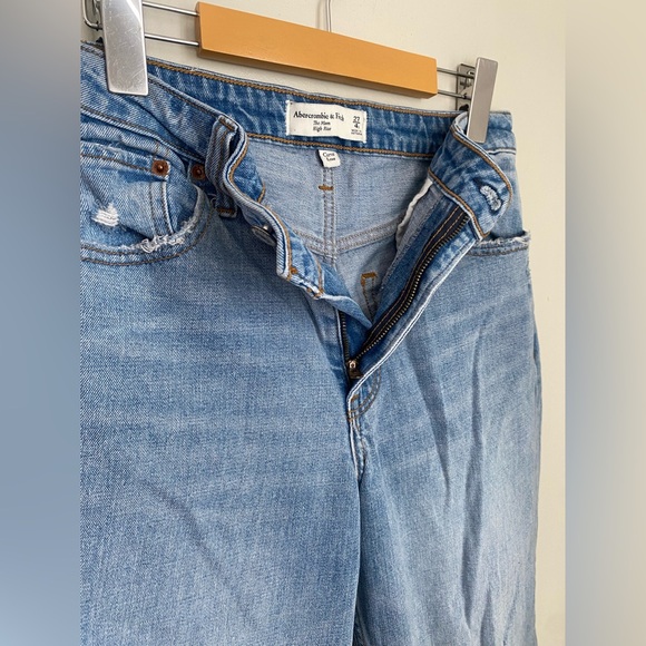 Abercrombie Curve Love Mom High Rise Distressed Jeans 27 Short Light Wash - Picture 8 of 9